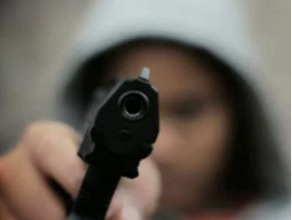 Nhóm thanh niên mang súng bắn đối thủ chém bạn mình