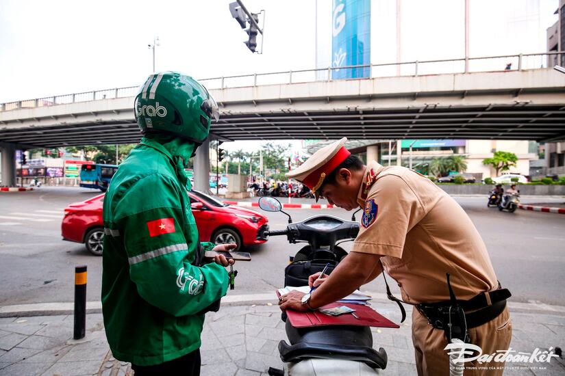 Hà Nội dùng camera 'siêu nhỏ' ghi hình phạt nguội giao thông