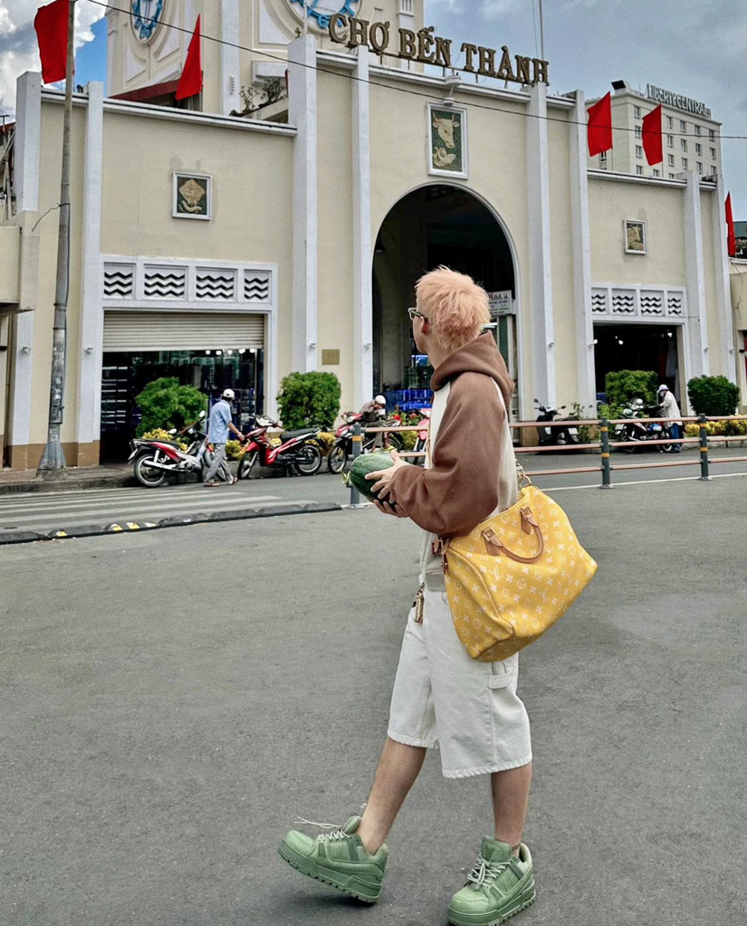 Không phải MV mới, Sơn Tùng M-TP “gây sốt” vì xách túi hiệu gần 300 triệu đồng chỉ để... đựng măng cụt, dưa hấu