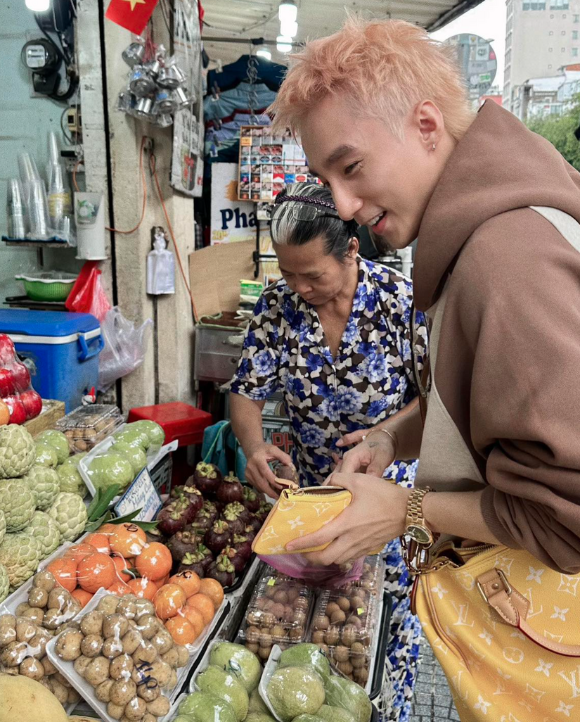 Không phải MV mới, Sơn Tùng M-TP “gây sốt” vì xách túi hiệu gần 300 triệu đồng chỉ để... đựng măng cụt, dưa hấu