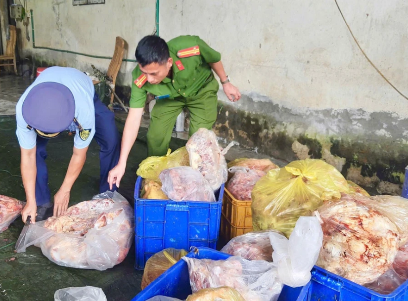 Xử phạt chủ kho hàng chứa gần 4 tấn gà đông lạnh bốc mùi ở Hà Giang