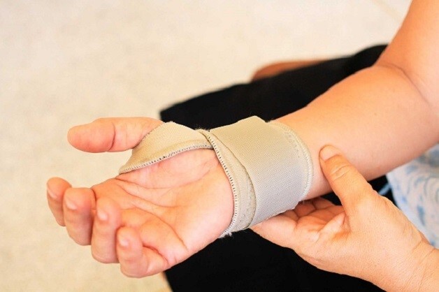 Đau khớp cổ tay: Dấu hiệu cảnh báo bệnh xương khớp