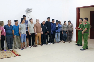 Phá ổ nhóm đánh bạc giữa rừng cao su
