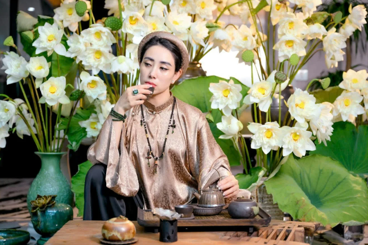 Mê mẩn không gian sống đầy ắp hoa sen của đôi bạn Hà Nội, Hải Phòng
