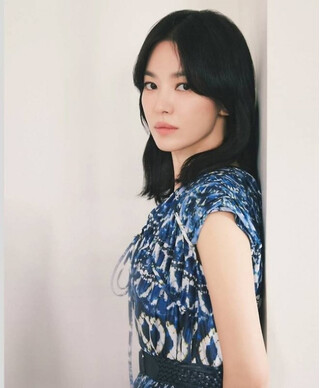 Thời trang tối giản của Song Hye Kyo nhận mưa lời khen