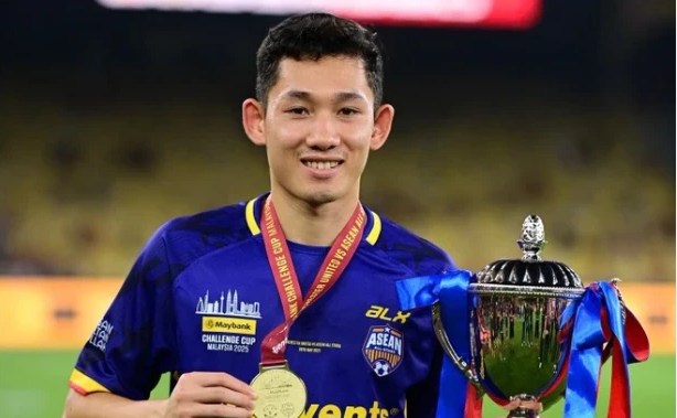  Hai Long nói gì về màn trình diễn ấn tượng trước Man United?