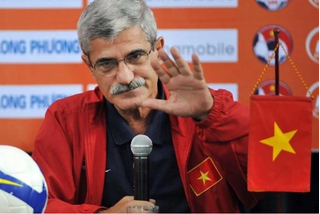 Chủ tịch VFF chúc mừng HLV Henrique Calisto