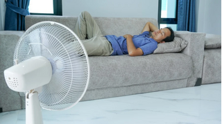 Bốn nguy cơ sức khỏe khi bật quạt suốt đêm
