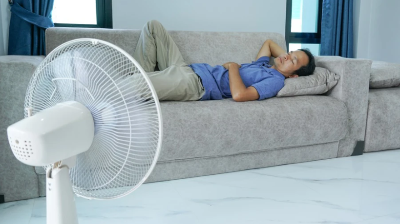 Bốn nguy cơ sức khỏe khi bật quạt suốt đêm