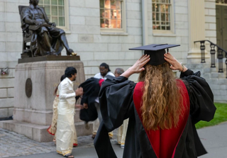 Dừng cấp visa cho du học sinh Harvard