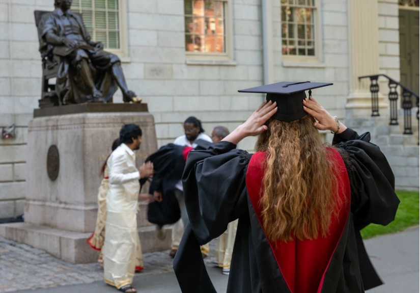 Dừng cấp visa cho du học sinh Harvard