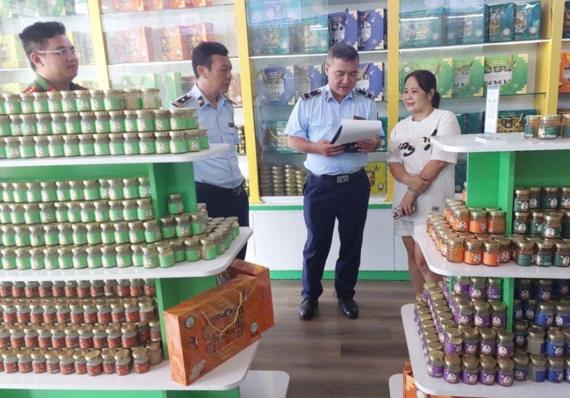 Tạm giữ trên 23 nghìn lọ yến chưng nghi không đạt chất lượng