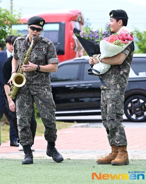 Người hâm mộ hò reo chào đón RM và V (BTS) xuất ngũ