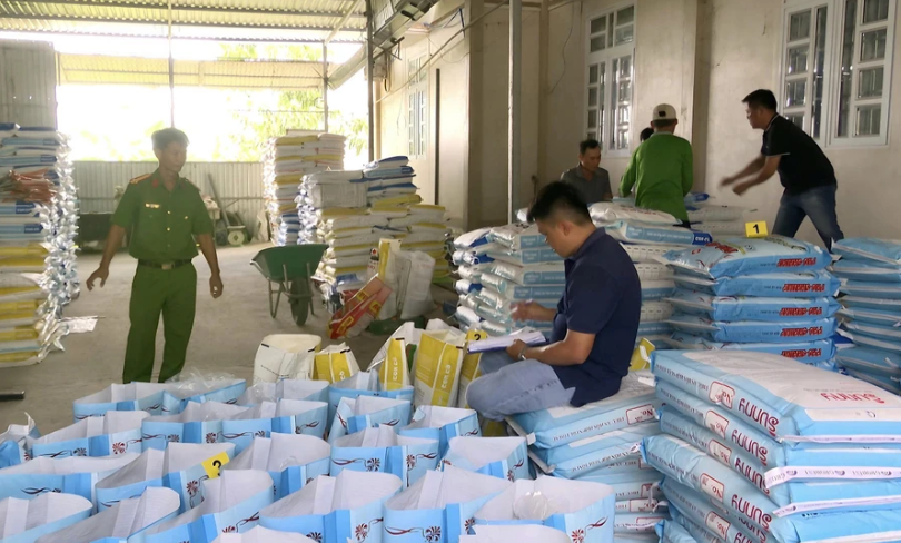 Phát hiện gần 38 tấn thức ăn nuôi tôm giả các thương hiệu có uy tín ở Bạc Liêu