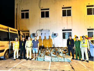 Phát hiện xe khách chở hàng trăm bình nghi là “khí cười”