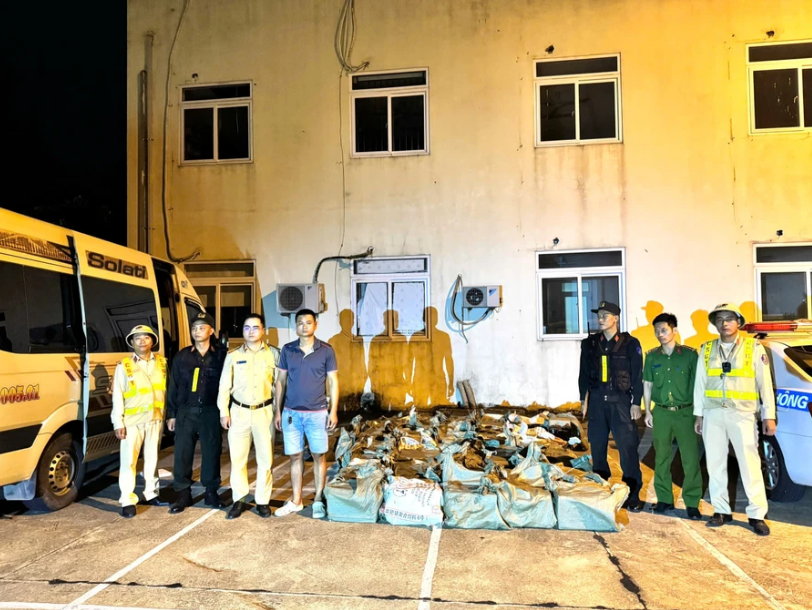 Phát hiện xe khách chở hàng trăm bình nghi là “khí cười”