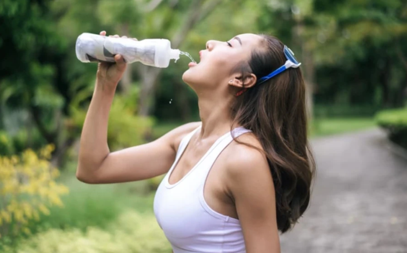 Uống quá nhiều nước gây hại đến sức khỏe, cảnh báo từ bác sĩ