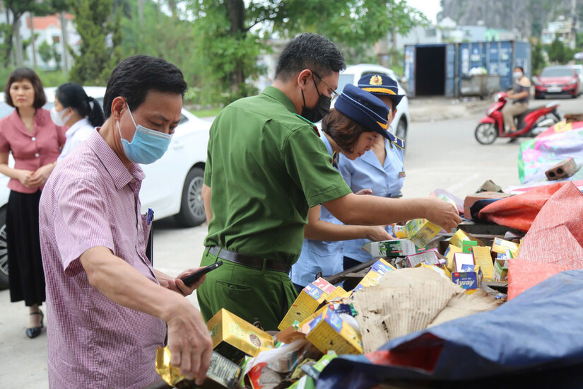Phát hiện hàng nghìn hộp thực phẩm chức năng đổ trộm ra bãi rác