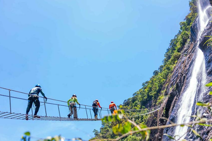Leo thẳng đứng, lơ lửng giữa trời: Vì sao giới trẻ vẫn “lao mình” dù căng thẳng đến từng tế bào thần kinh?
