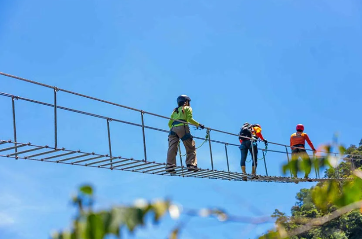 Leo thẳng đứng, lơ lửng giữa trời: Vì sao giới trẻ vẫn “lao mình” dù căng thẳng đến từng tế bào thần kinh?