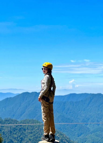 Leo thẳng đứng, lơ lửng giữa trời: Vì sao giới trẻ vẫn “lao mình” dù căng thẳng đến từng tế bào thần kinh?