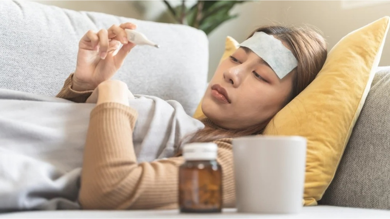 Bị sốt uống nước gì để giúp hạ sốt và bù nước cho cơ thể?