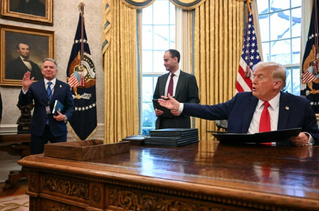 Phe cánh Trump lục đục vì Nga: Người muốn bỏ cấm vận, người đòi đẩy Moscow khỏi thị trường toàn cầu
