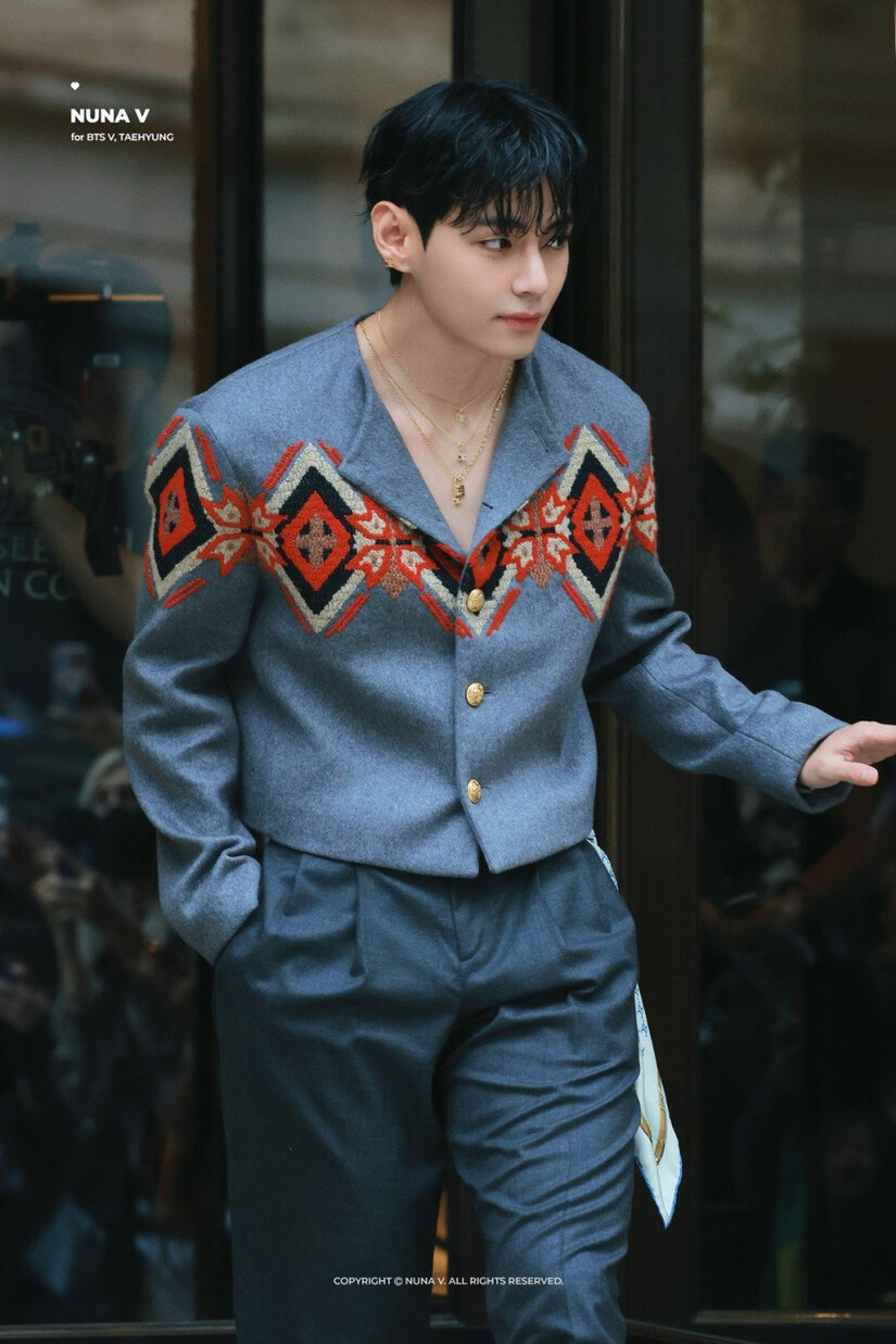 V (BTS) sánh cùng Ronaldo, Messi