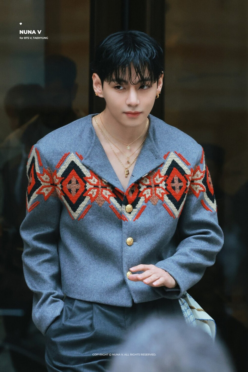 V (BTS) sánh cùng Ronaldo, Messi