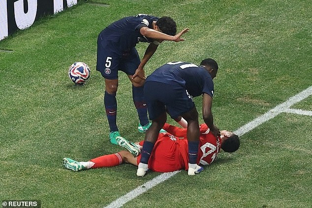 Thủ môn PSG nghẹn ngào xin lỗi cầu thủ Bayern Munich sau pha va chạm kinh hoàng