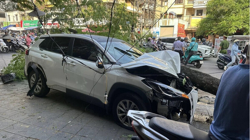 Vụ ôtô đâm liên hoàn trên phố, một nạn nhân đã tử vong