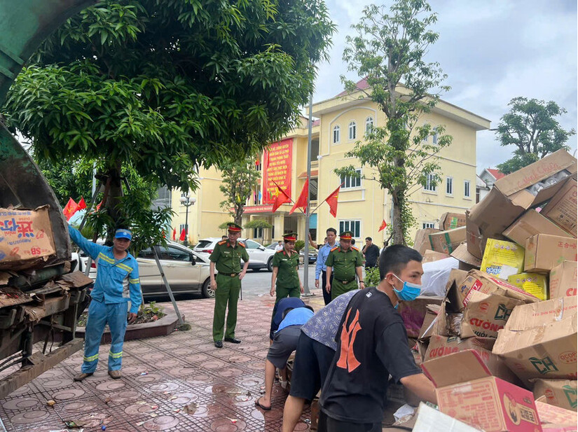 Tiêu hủy khoảng 25 tấn bánh kẹo, thực phẩm hết hạn, hàng giả