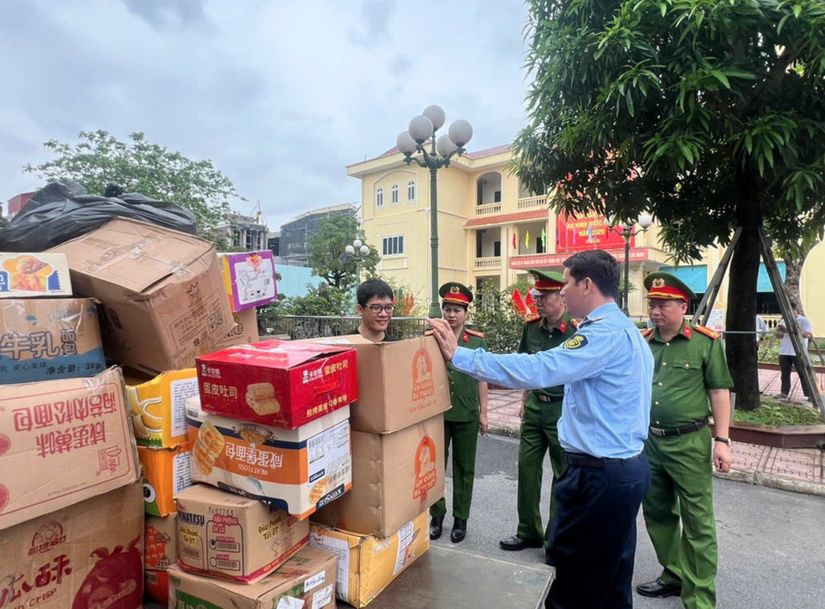 Tiêu hủy khoảng 25 tấn bánh kẹo, thực phẩm hết hạn, hàng giả