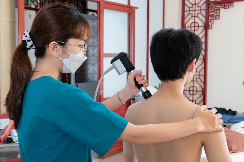 Đau nhức khớp vai do đâu? Giải pháp đơn giản mà hiệu quả