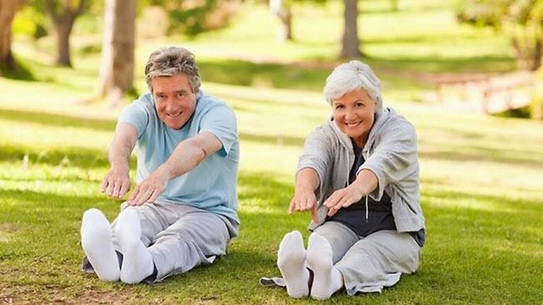 Đau khớp gối ở người già: Cách chăm sóc, ngăn ngừa thoái hóa