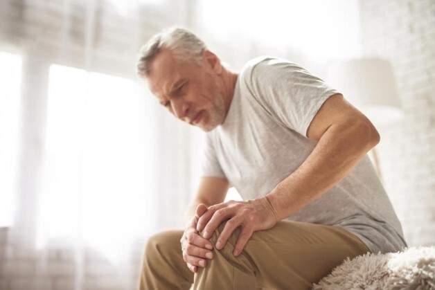 Đau khớp gối ở người già: Cách chăm sóc, ngăn ngừa thoái hóa