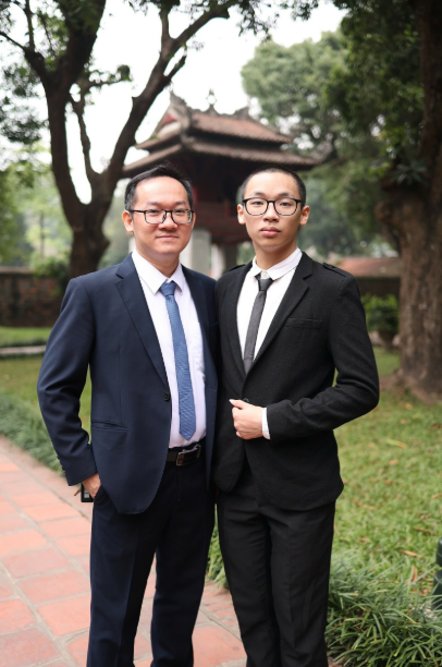 Nam sinh đưa em đến điểm thi lớp 10 nhờ người trông hộ đỗ trường có "tỉ lệ chọi" cao nhất Hà Nội