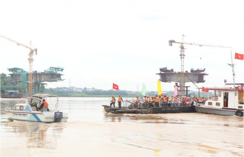 Tạm dừng vận hành phà quân sự khu vực cầu phao Phong Châu