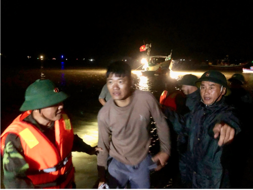 Kịp thời cứu hàng chục người trên tàu du lịch bị lật ở Hà Tĩnh