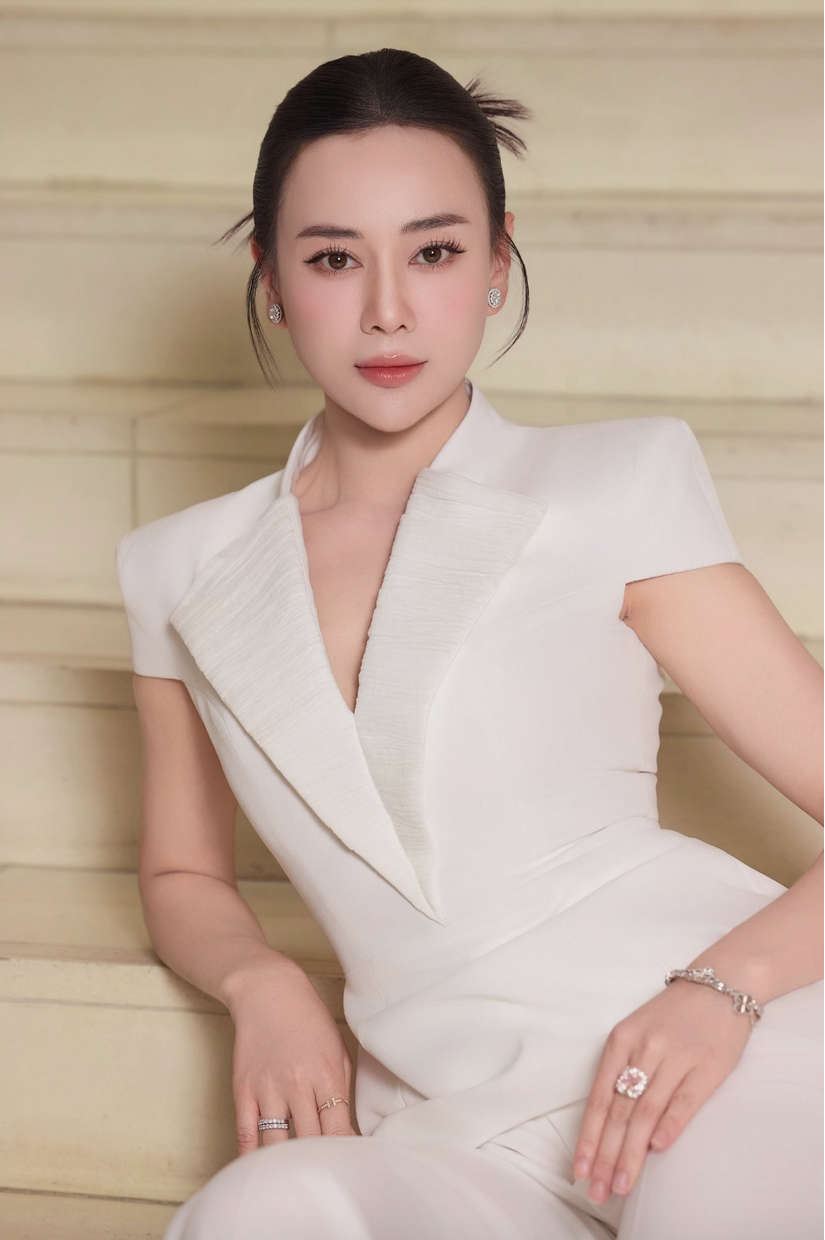 Phương Oanh: "Tôi chỉ cố gắng sống tử tế..."