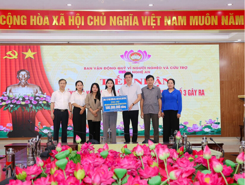 Hòa Minzy, Võ Hà Linh ủng hộ gần 1 tỷ đồng giúp người dân Nghệ An chống lũ