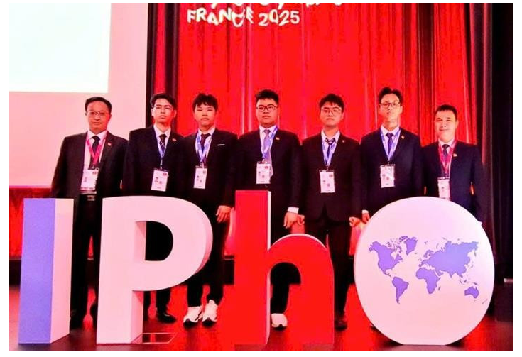 Đội tuyển quốc gia Việt Nam lọt top 10 tại Kỳ thi Olympic Vật lí quốc tế 2025