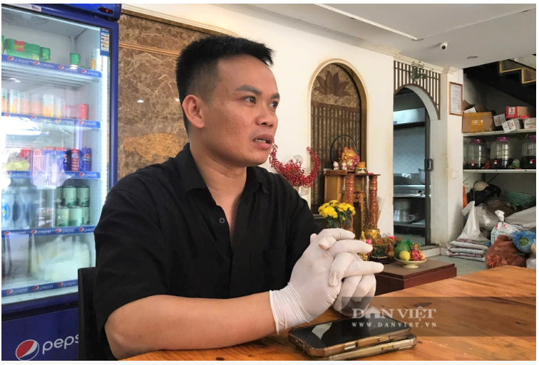 Tình người sau cơn lũ dữ: Chủ nhà hàng nấu hơn 1.200 suất cơm phát miễn phí cho dân mỗi ngày