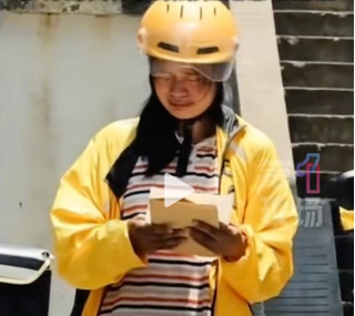 Bà mẹ đem theo con gái bị bệnh nặng đi giao hàng gây xúc động mạnh