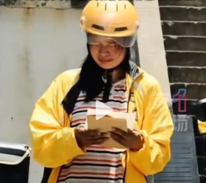 Bà mẹ đem theo con gái bị bệnh nặng đi giao hàng gây xúc động mạnh