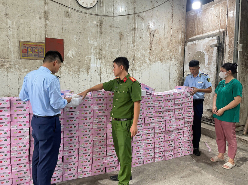 Hà Nội tạm giữ hơn 250kg hồng táo nhập lậu