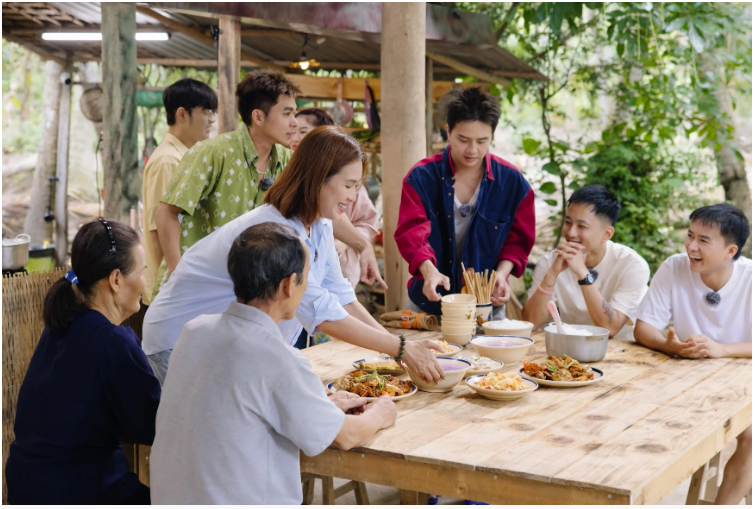 Gia đình Haha: Lần đầu trải nghiệm nghề nuôi ong, Jun Phạm gặp sự cố "nhớ đời"