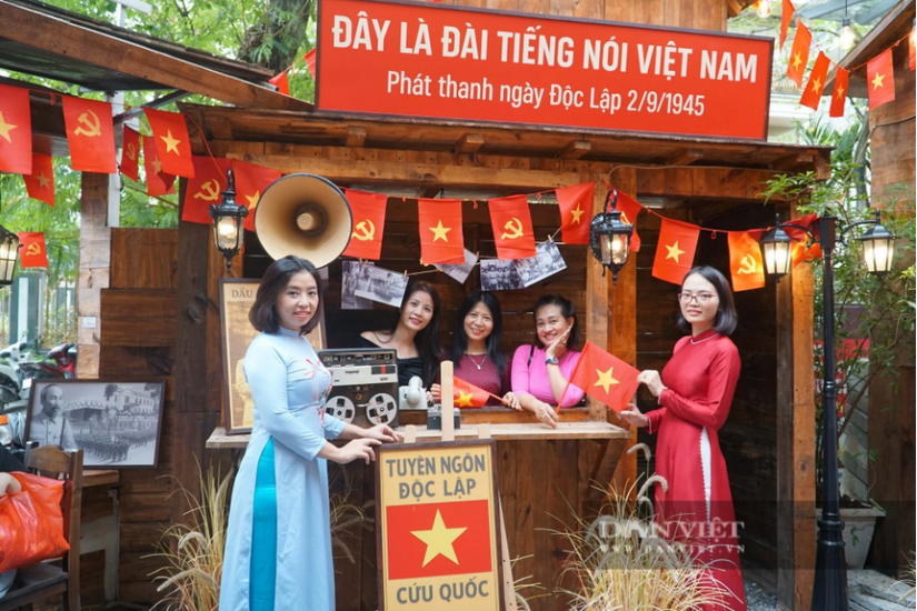 Top các quán cà phê rực sắc đỏ tại Hà Nội trước thềm Quốc khánh 2/9 nhất định phải check-in