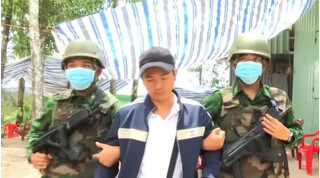 Bị bắt khi vận chuyển trái phép 80.000 USD qua biên giới