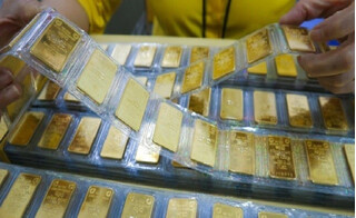 Giá vàng hôm nay 15/8 tiếp đà tăng cao nhất 800 ngàn đồng/lượng, lập đỉnh mới